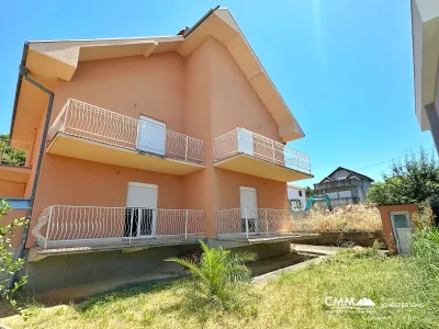 Zweistöckiges Haus in Dobra Voda