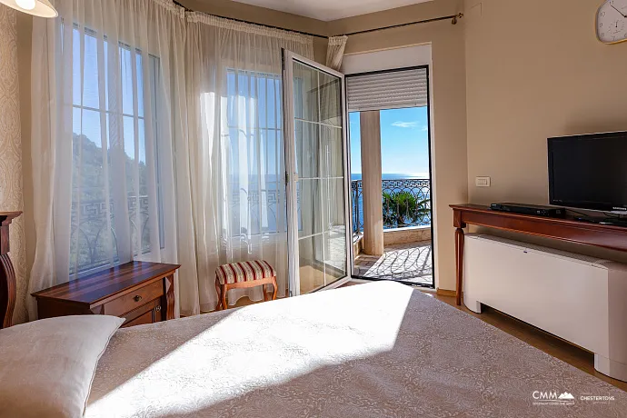 Eleganz und Gelassenheit in einer luxuriösen Villa mit Panoramablick auf das Meer.