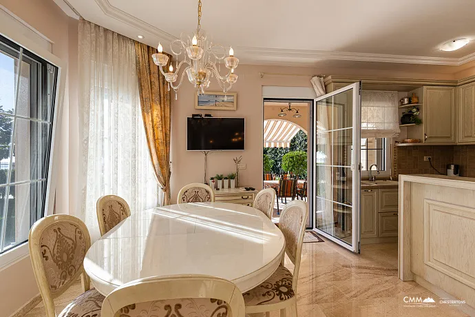 Eleganz und Gelassenheit in einer luxuriösen Villa mit Panoramablick auf das Meer.