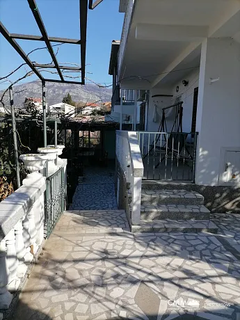 Zwei Häuser mit einem Grundstück