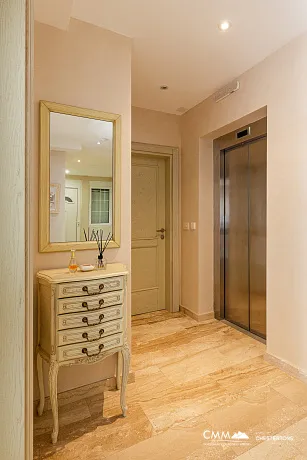 Eleganz und Gelassenheit in einer luxuriösen Villa mit Panoramablick auf das Meer.