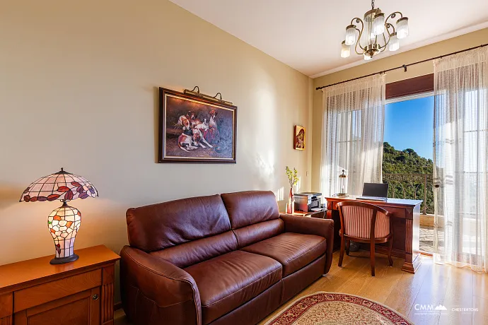 Eleganz und Gelassenheit in einer luxuriösen Villa mit Panoramablick auf das Meer.