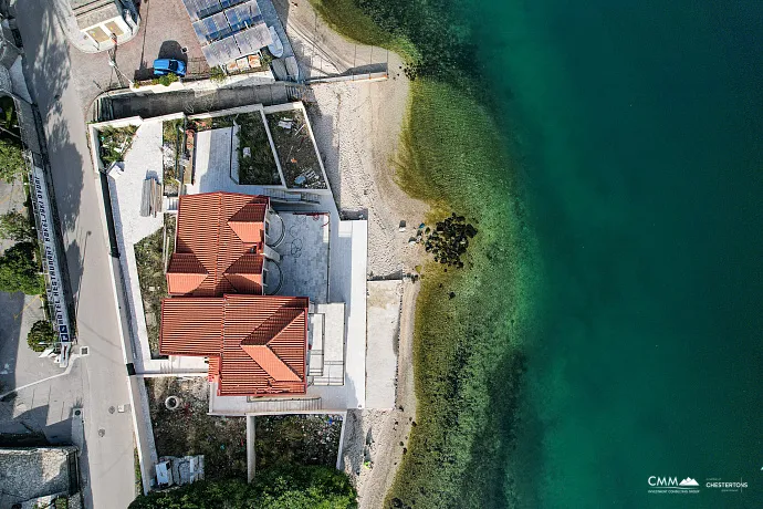 Eine luxuriöse dreistöckige Villa in erster Meereslinie in Kotor