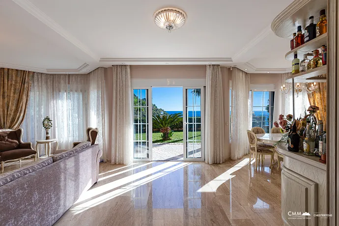 Eleganz und Gelassenheit in einer luxuriösen Villa mit Panoramablick auf das Meer.