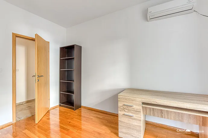 GERÄUMIGE, VOLL MÖBLIERTE WOHNUNG IN BUDVA MIT GARAGE UND TESLA-LADEGERÄT