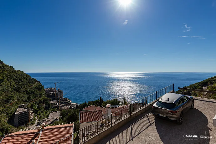 Eleganz und Gelassenheit in einer luxuriösen Villa mit Panoramablick auf das Meer.