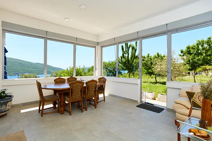 Geräumiges Haus in Kumbor mit einer Gesamtfläche von 335 m²