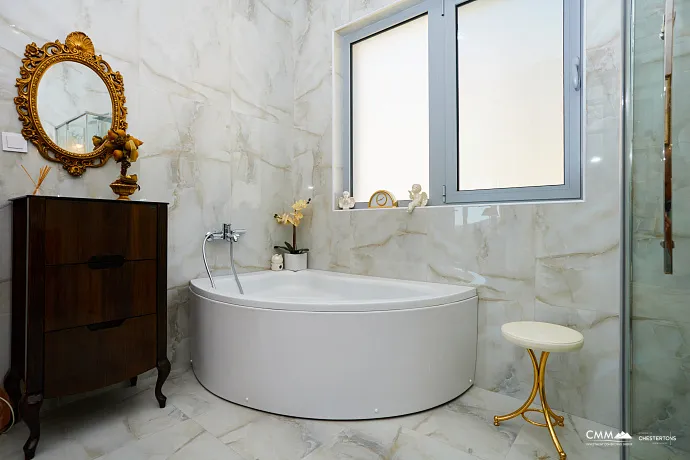 Geräumiges Haus in Kumbor mit einer Gesamtfläche von 335 m²