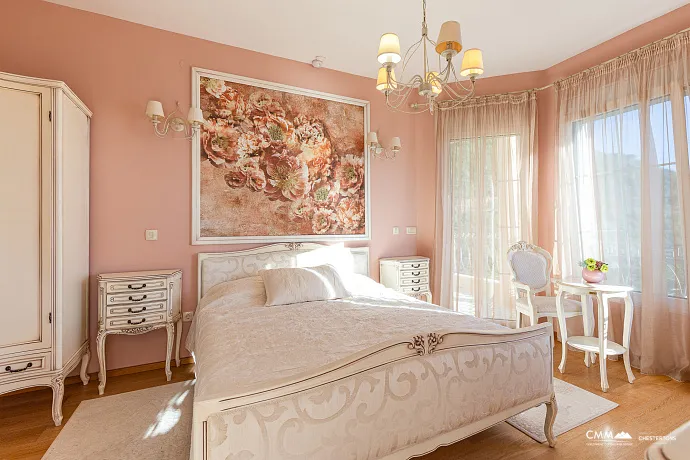 Eleganz und Gelassenheit in einer luxuriösen Villa mit Panoramablick auf das Meer.