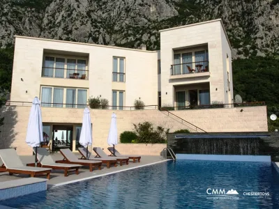 Villa mit Pool in Budva