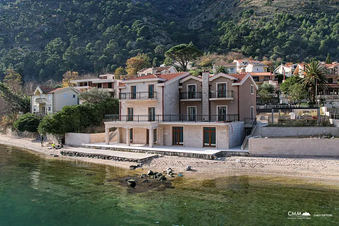 Eine luxuriöse dreistöckige Villa in erster Meereslinie in Kotor