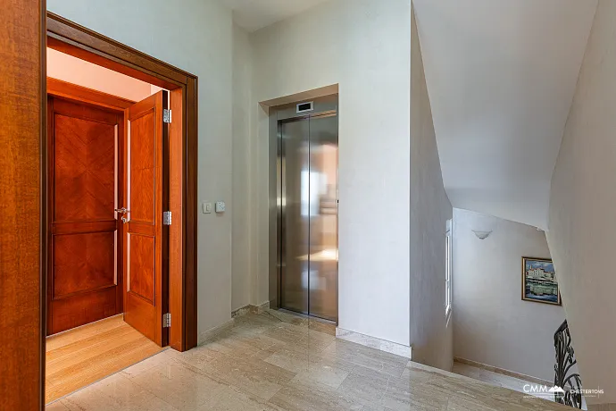 Eleganz und Gelassenheit in einer luxuriösen Villa mit Panoramablick auf das Meer.