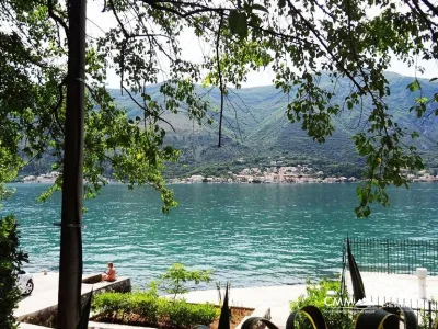 Haus in der ersten Meereslinie in Dobrota, Kotor