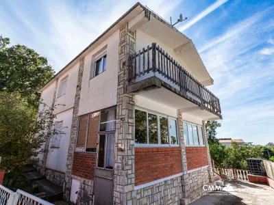 Gemütliches Haus mit Terrasse und Meerblick in Bar