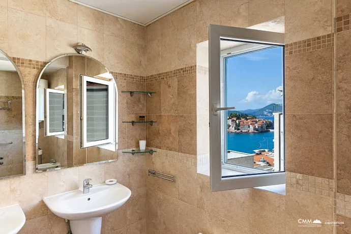 Geräumige Duplex-Wohnung mit Meerblick in Sveti Stefan