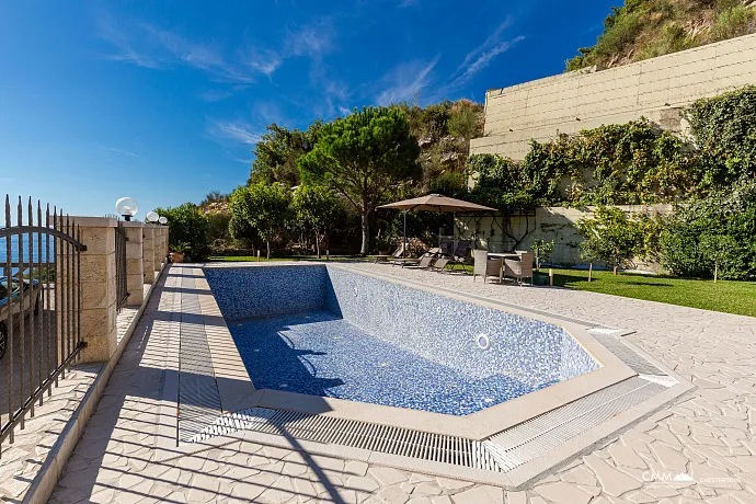Eleganz und Gelassenheit in einer luxuriösen Villa mit Panoramablick auf das Meer.