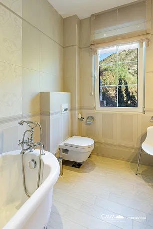 Eleganz und Gelassenheit in einer luxuriösen Villa mit Panoramablick auf das Meer.