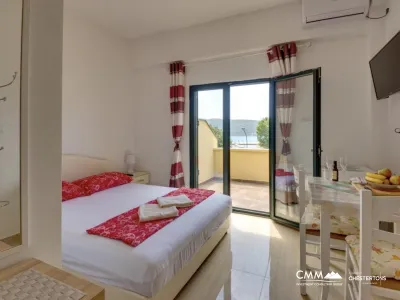 Zum Verkauf steht ein geräumiges Haus in Meljine in der Nähe des Meeres