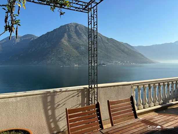 Prächtige Villa mit Kamin in erster Reihe mit Blick auf die Bucht von Kotor