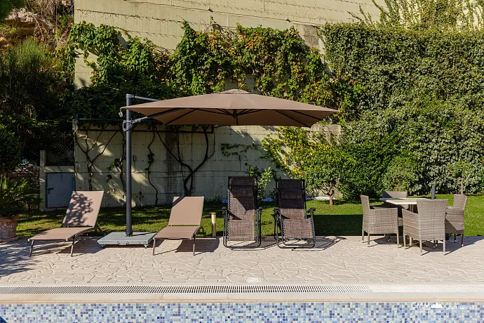 Eleganz und Gelassenheit in einer luxuriösen Villa mit Panoramablick auf das Meer.