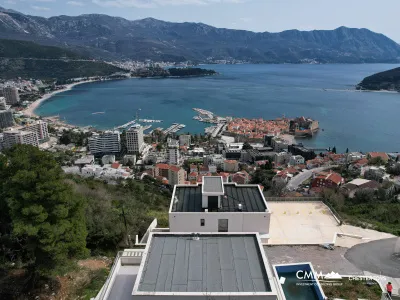 Luxuriöse Neubauvilla mit Panoramablick auf das Meer und die Altstadt von Budva