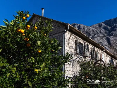 Zu verkaufen – Authentisches Steinhaus mit traumhaftem Blick auf die Bucht von Kotor