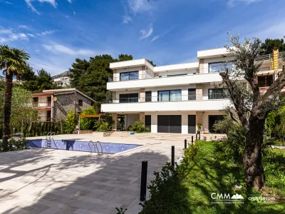 Luxuriöse dreistöckige Villa mit großem Garten