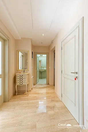 Eleganz und Gelassenheit in einer luxuriösen Villa mit Panoramablick auf das Meer.