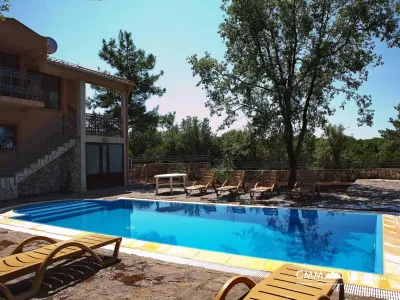 Zwei Villen in Krimovice mit Schwimmbädern und einem großen Grundstück