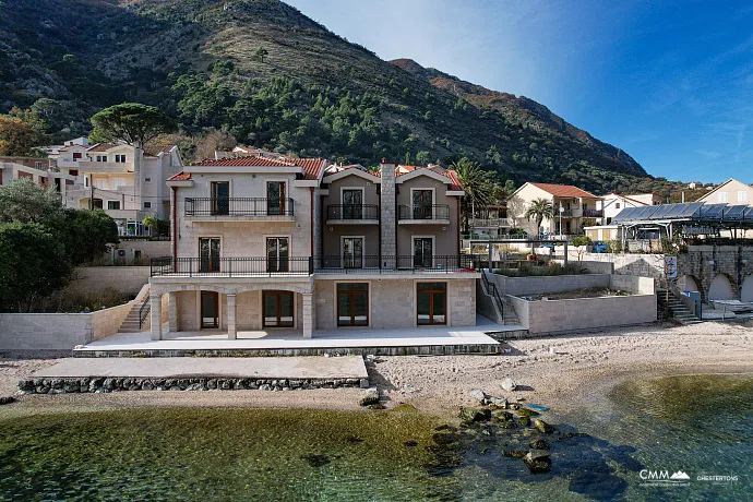 Eine luxuriöse dreistöckige Villa in erster Meereslinie in Kotor