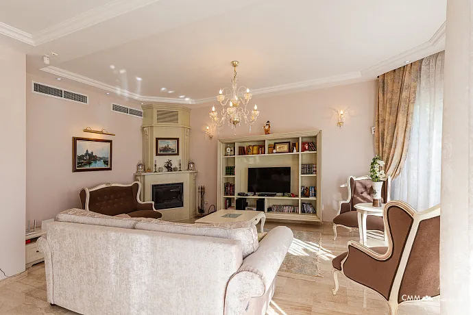 Eleganz und Gelassenheit in einer luxuriösen Villa mit Panoramablick auf das Meer.