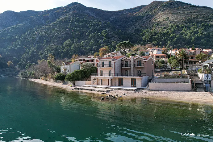 Eine luxuriöse dreistöckige Villa in erster Meereslinie in Kotor