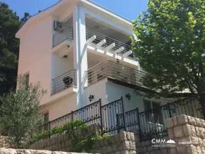 Apartments in Villa mit Meerblick in Shushan