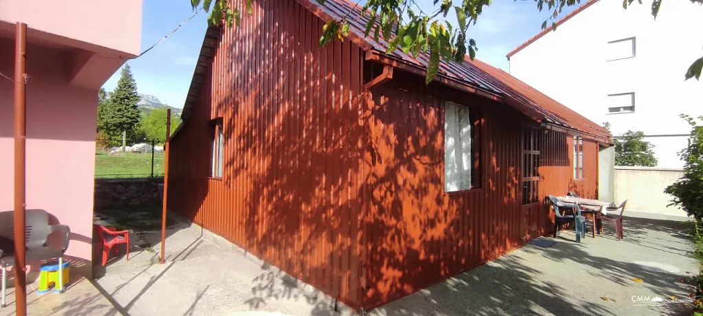 Immobilien zum Verkauf bestehend aus zwei Häusern in Cetinje