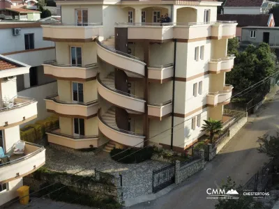 Geräumiges Apartmenthaus mit Meerblick