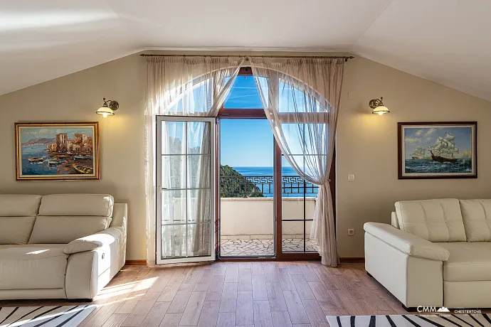 Eleganz und Gelassenheit in einer luxuriösen Villa mit Panoramablick auf das Meer.