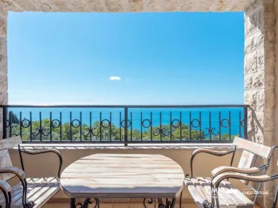 Ein Komplex von 6 Villen mit einem Swimmingpool mit offenem Meerblick