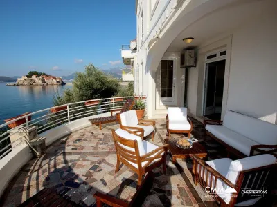 Vierstöckige Villa in Sveti Stefan