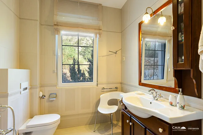 Eleganz und Gelassenheit in einer luxuriösen Villa mit Panoramablick auf das Meer.