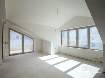 Dreistöckiges Haus mit Blick auf die Bucht von Kotor