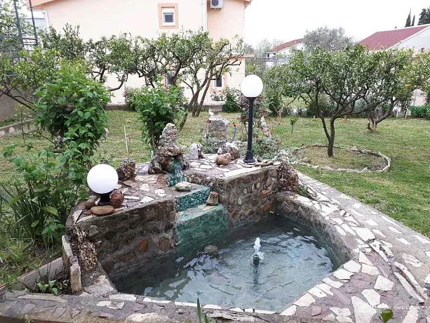 Zwei Häuser mit einem Grundstück