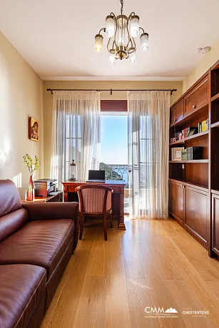 Eleganz und Gelassenheit in einer luxuriösen Villa mit Panoramablick auf das Meer.