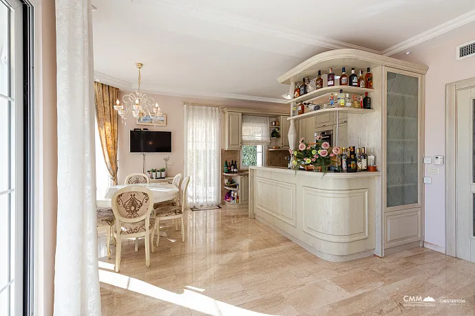 Eleganz und Gelassenheit in einer luxuriösen Villa mit Panoramablick auf das Meer.