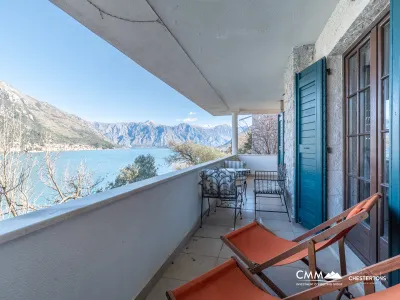 Prächtige Villa mit Kamin in erster Reihe mit Blick auf die Bucht von Kotor