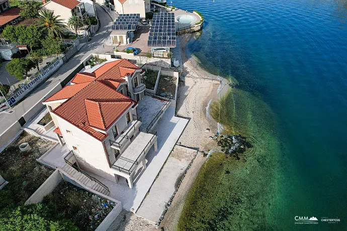 Eine luxuriöse dreistöckige Villa in erster Meereslinie in Kotor