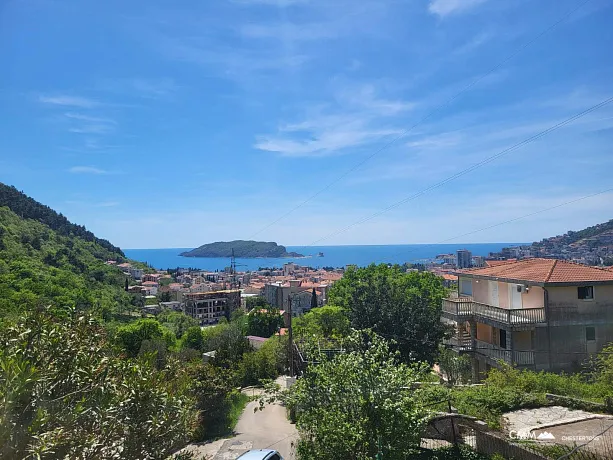 Haus in Budva mit Panoramablick auf das Meer und die Stadt