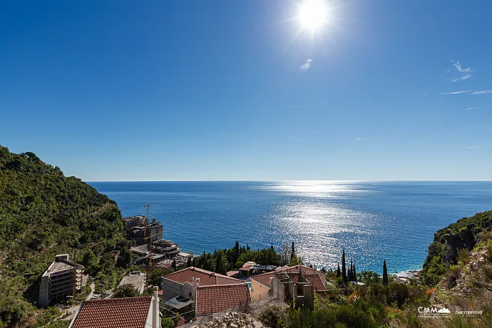 Eleganz und Gelassenheit in einer luxuriösen Villa mit Panoramablick auf das Meer.