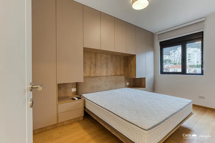 Luxuriöse Zweizimmerwohnung in Bečići – Panoramablick auf Sveti Stefan