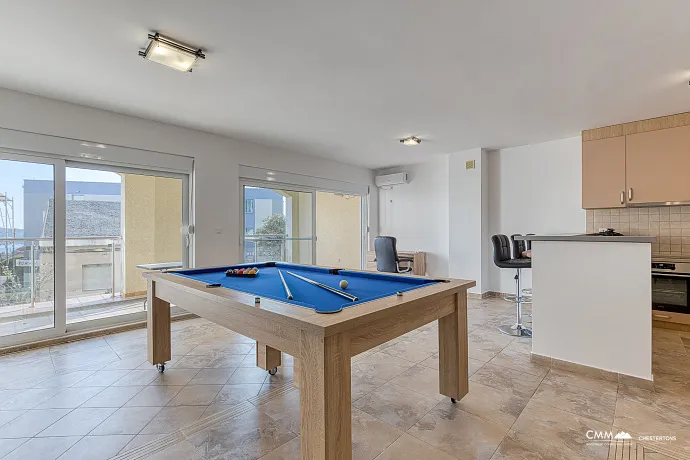 GERÄUMIGE, VOLL MÖBLIERTE WOHNUNG IN BUDVA MIT GARAGE UND TESLA-LADEGERÄT