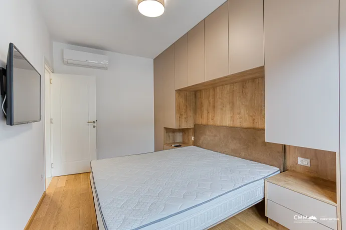 Luxuriöse Zweizimmerwohnung in Bečići – Panoramablick auf Sveti Stefan